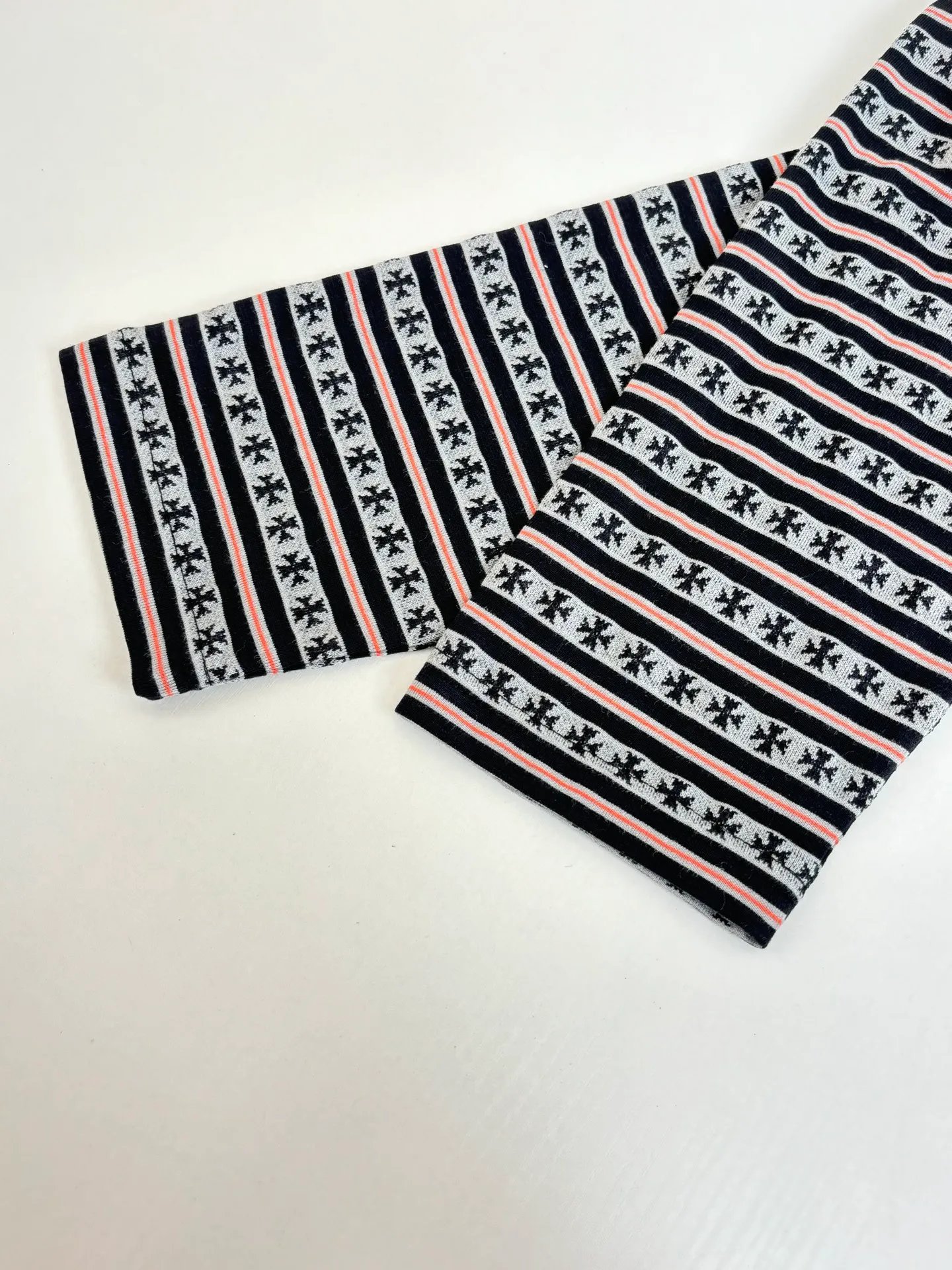 P370 Chrome Hearts*/Chrome Hearts Cross Striped POLO Long Sleeves Yarn-dyed fabrics require a minimum order of 1,000 meters. The cost is expensive. The embroidery uses imported Tajima embroidery machines. The collar leather tags use imported lambskin. The hardware uses real antique silver. The cost is extremely expensive. Size: S/M/L
